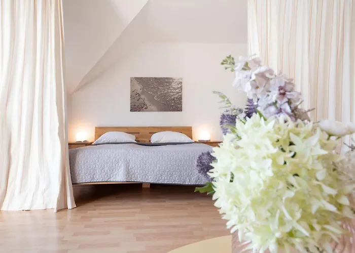 Kaiserhof 42-44 Duenenrose *